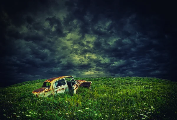 Деревенский автомобиль на холме — стоковое фото
