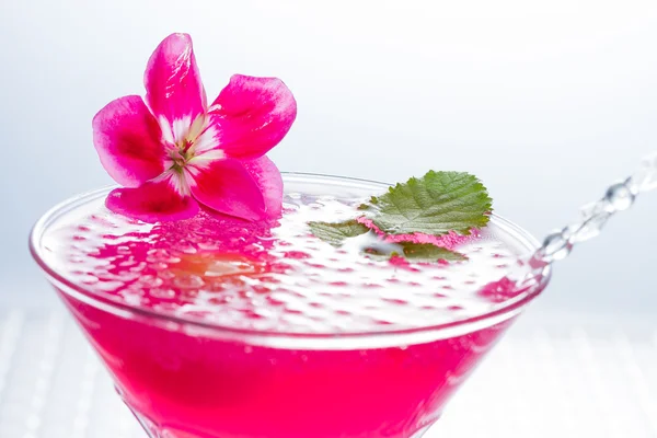 Cocktail com caviar e flor — Fotografia de Stock