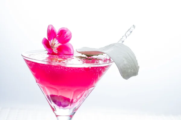Cocktail com caviar e flor — Fotografia de Stock
