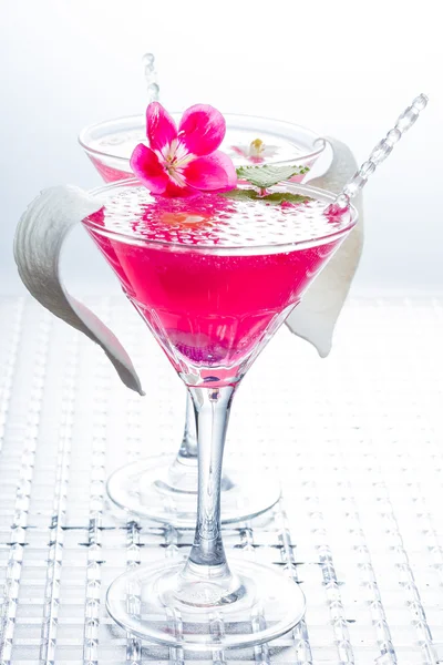 Cocktail com caviar e flor — Fotografia de Stock