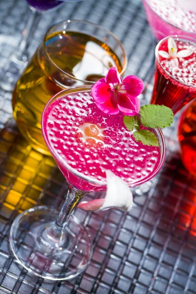 Cocktail mit Kaviar und Blume — Stockfoto