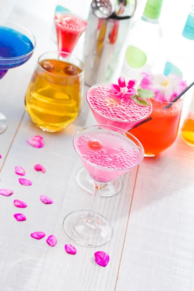 Cocktail med kaviar och blomma — Stockfoto