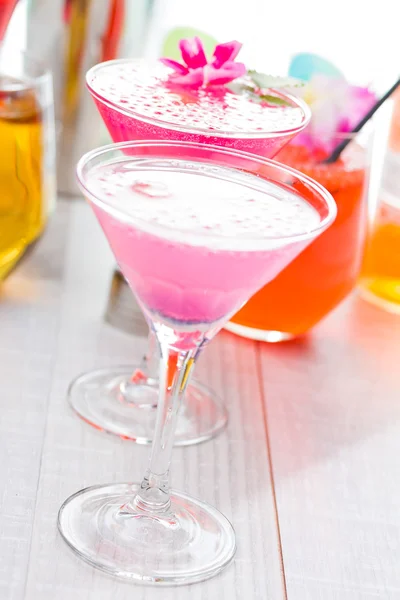 Cocktail mit Kaviar und Blume — Stockfoto