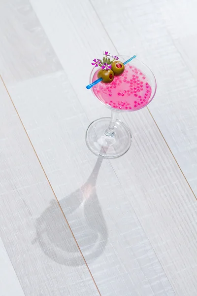 Cocktail avec caviar et fleur — Photo