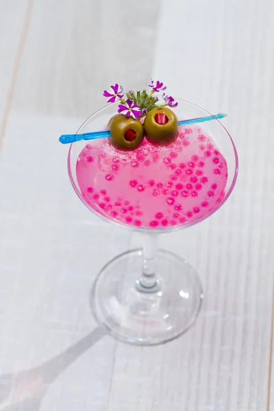 Cocktail met kaviaar en bloem — Stockfoto