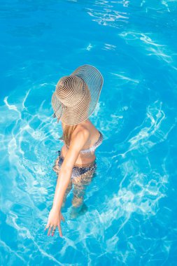 Hasır şapka giyen genç kadın