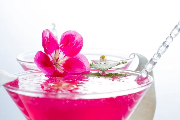 Cocktail com caviar e flor — Fotografia de Stock