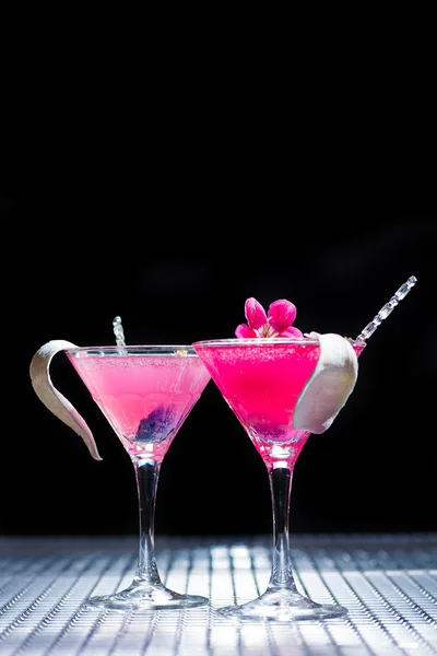 Cocktail with caviar and flower petals — Stock Photo, Image