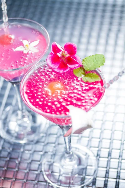 Cocktail com caviar e pétalas de flores — Fotografia de Stock