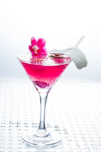 Cocktail com caviar e pétalas de flores — Fotografia de Stock