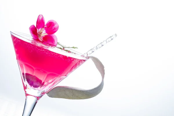 Cocktail au caviar et pétales de fleurs — Photo