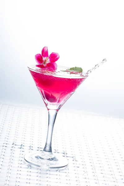 Cocktail con caviale e petali di fiori — Foto Stock