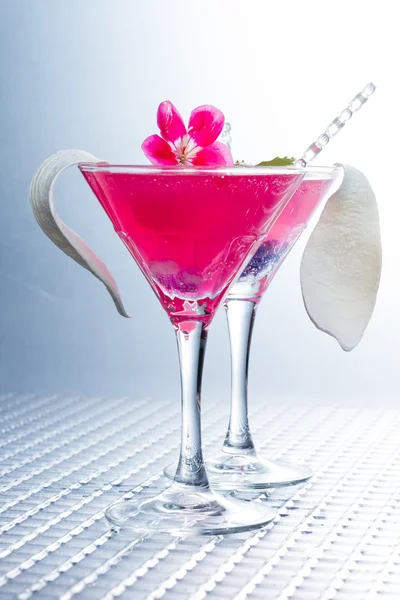 Cocktail com caviar e pétalas de flores — Fotografia de Stock