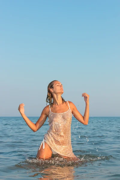 Vrouw aan het strand in de avond — Stockfoto