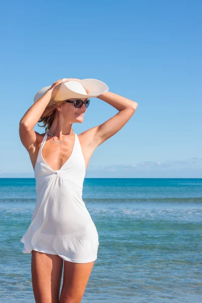 Donne in bianco sulla spiaggia tropicale soleggiata — Foto Stock