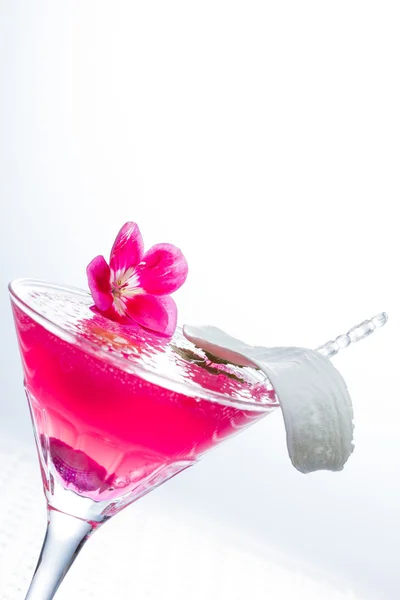 Cocktail com caviar e flor — Fotografia de Stock