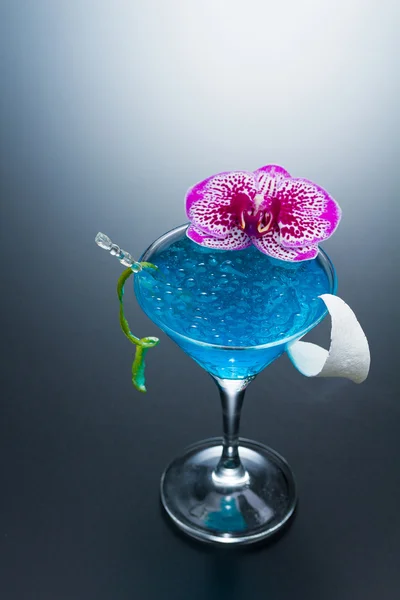 Голубой бассейн Коктейль с икрой и лепестками цветов — стоковое фото