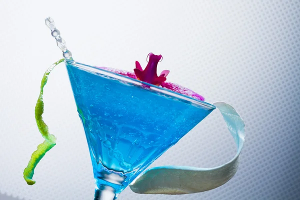 Blue swimming pool Cocktail with caviar and flower petals — Stock Photo, Image