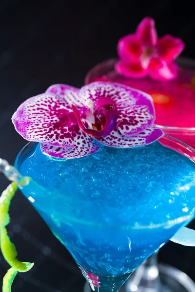 Blue swimming pool Cocktail with caviar and flower petals — Stock Photo, Image