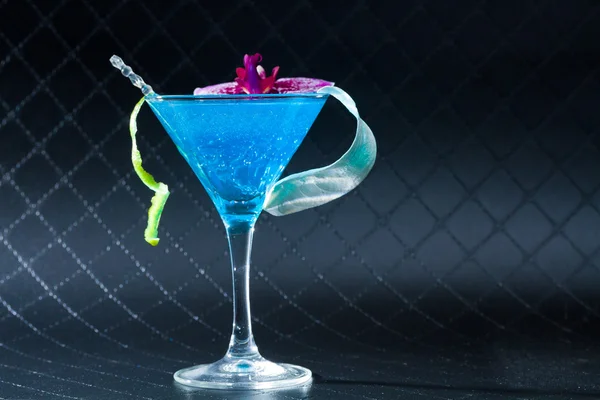 Blå poolen cocktail med kaviar och blomma kronblad — Stockfoto