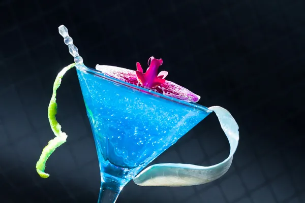 Blue swimming pool Cocktail with caviar and flower petals — Stock Photo, Image