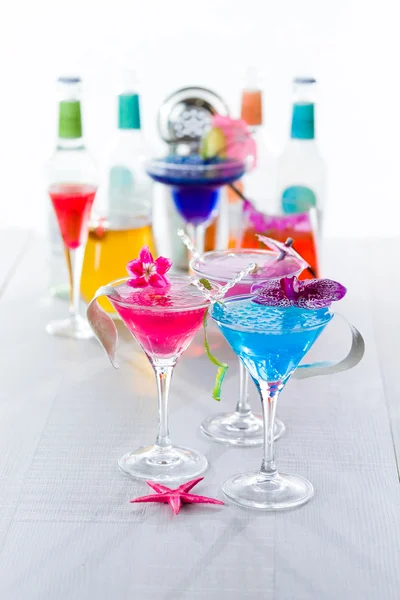 Blått svømmebasseng Cocktail med kaviar og blomsterblader – stockfoto