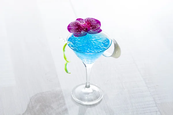 Piscina azul Cóctel con caviar y pétalos de flores — Foto de Stock