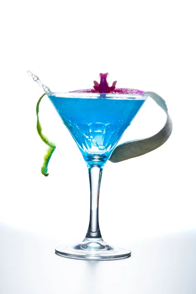 Blue swimming pool Cocktail with caviar and flower petals — Stock Photo, Image