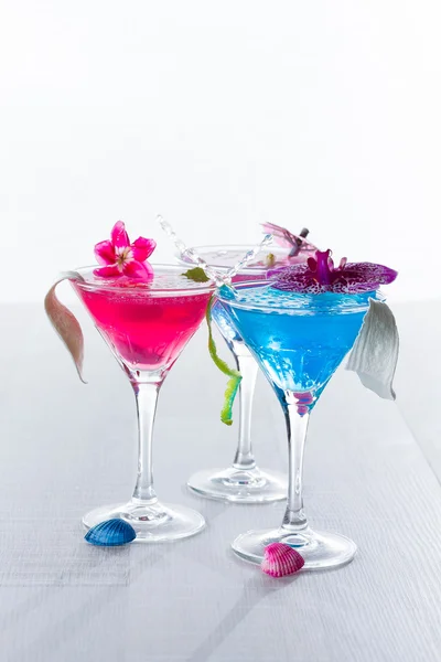 Blue swimming pool Cocktail with caviar and flower petals — Stock Photo, Image