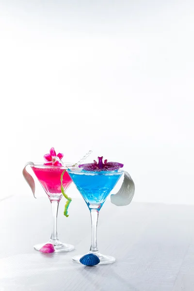 Blue swimming pool Cocktail with caviar and flower petals — Stock Photo, Image