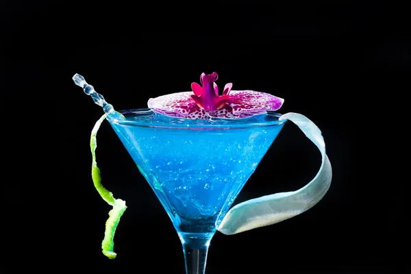 蓝色泳池鸡尾酒与鱼子酱和花瓣 — 图库照片