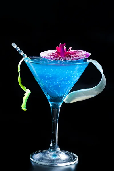 Blauwe zwembad cocktail met kaviaar en bloem bloemblaadjes — Stockfoto