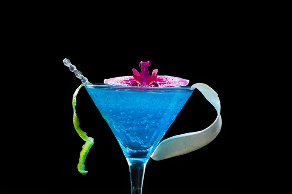 Blue swimming pool Cocktail with caviar and flower petals — Stock Photo, Image