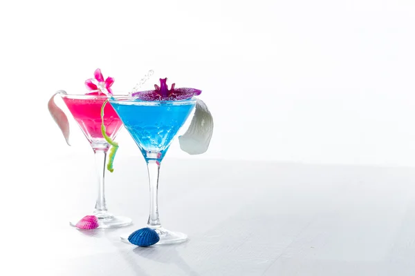 Piscina azul Cóctel con caviar y pétalos de flores — Foto de Stock