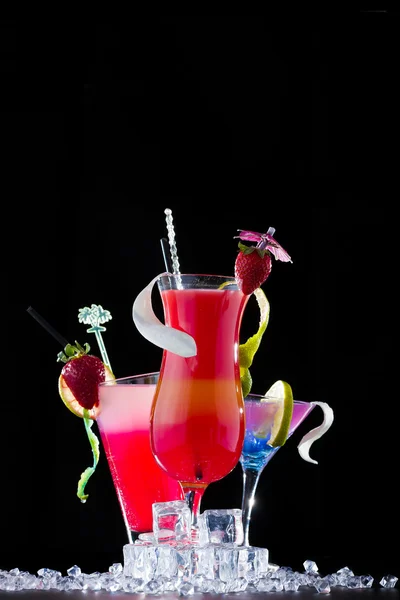 Cocktail de morango fresco sobre preto — Fotografia de Stock