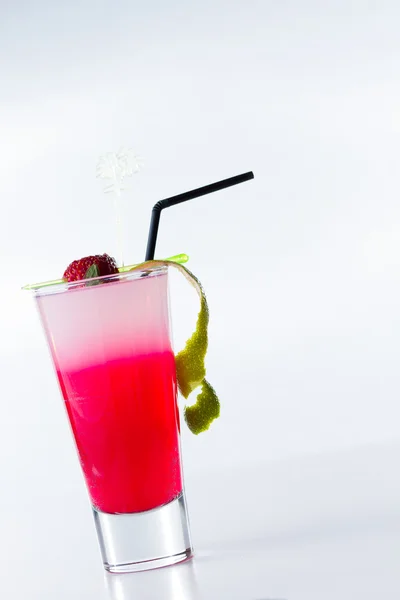 Cocktail de morango fresco sobre branco — Fotografia de Stock