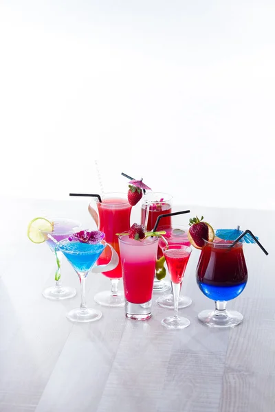 Cocktail tropicali freschi a strati su bianco — Foto Stock
