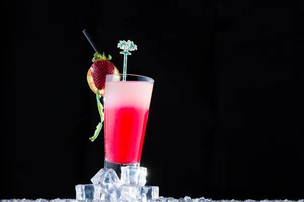 Свежий клубничный коктейль над черным — стоковое фото