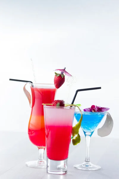 Čerstvé tropické koktejly vrstvami — Stock fotografie
