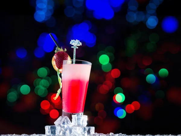 Verse aardbeien cocktail over zwart — Stockfoto