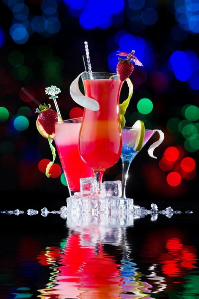 Свежий клубничный коктейль над черным — стоковое фото