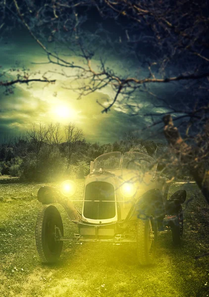 Vintage coche en la naturaleza por la noche — Foto de Stock