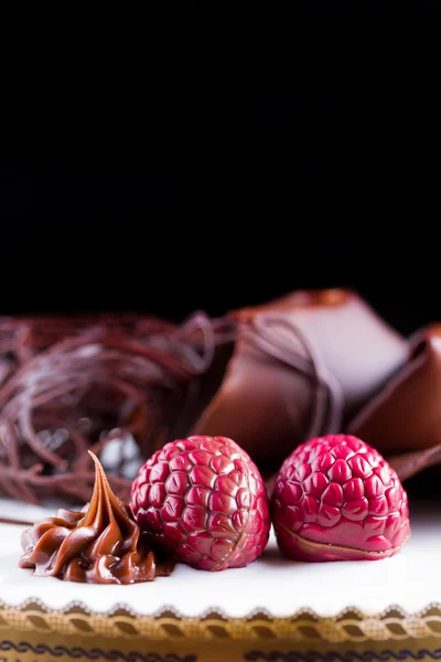 Schokoladenkuchen mit Himbeere — Stockfoto