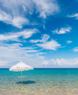 yaz gününde kumlu plajda plaj şemsiye