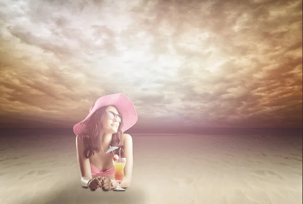 Portret van een vrouw in bril op het strand — Stockfoto