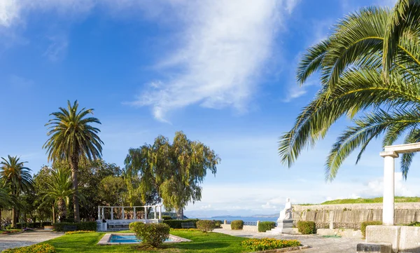 Ornamental Gardens and Fountain. — Stock Photo, Image