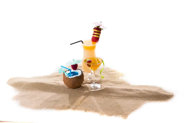Cocktail tropical na areia — Fotografia de Stock