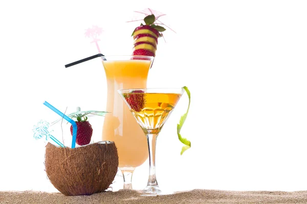 Cocktail tropicale sulla sabbia — Foto Stock