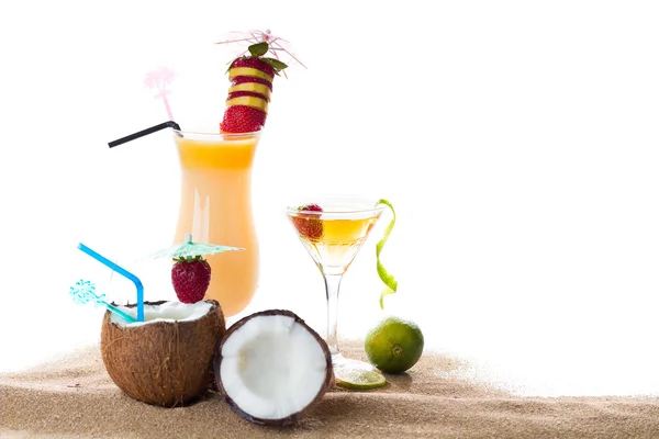 Cocktail tropical na areia — Fotografia de Stock