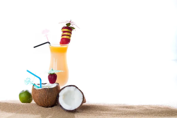 Cocktail tropicale sulla sabbia — Foto Stock